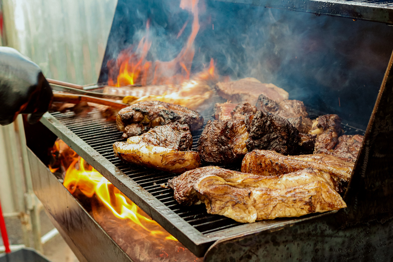 grillowanie mięsa na grillu węglowym 