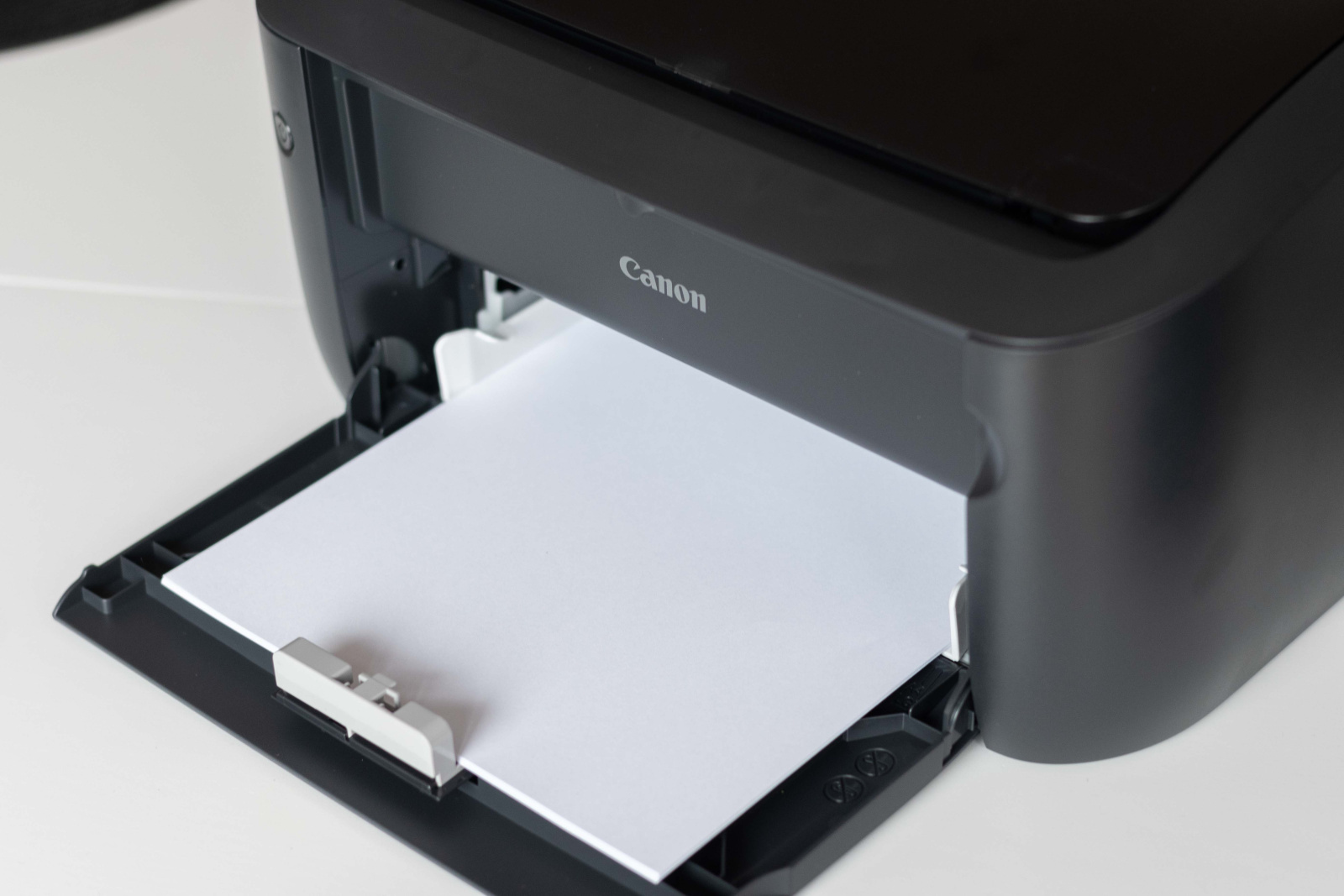 Podajnik papieru do drukarki Canon i-SENSYS LBP6030B z kilkoma włożonymi arkuszami 